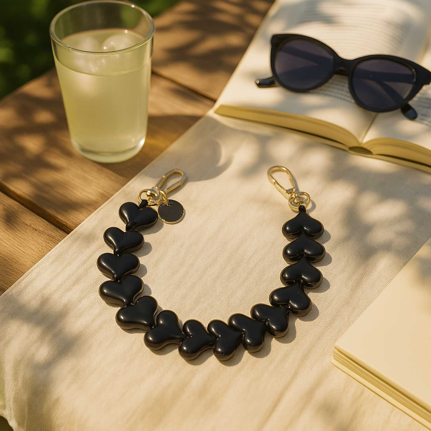 Telefoonkoord-Heart-effen-zwart-goud-7440850414481-123watches-sfeer3