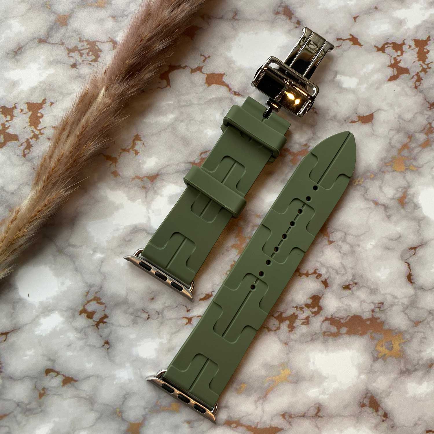 Apple-Watch-sport-Hermes-kilim-single-tour-khaki-7440850167127-123watches-sfeer2