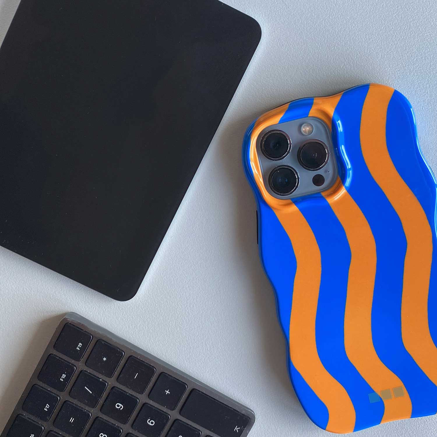 iPhone-13-Pro-telefoonhoesje-Candy-blauw-oranje-7440850374372-123watches2
