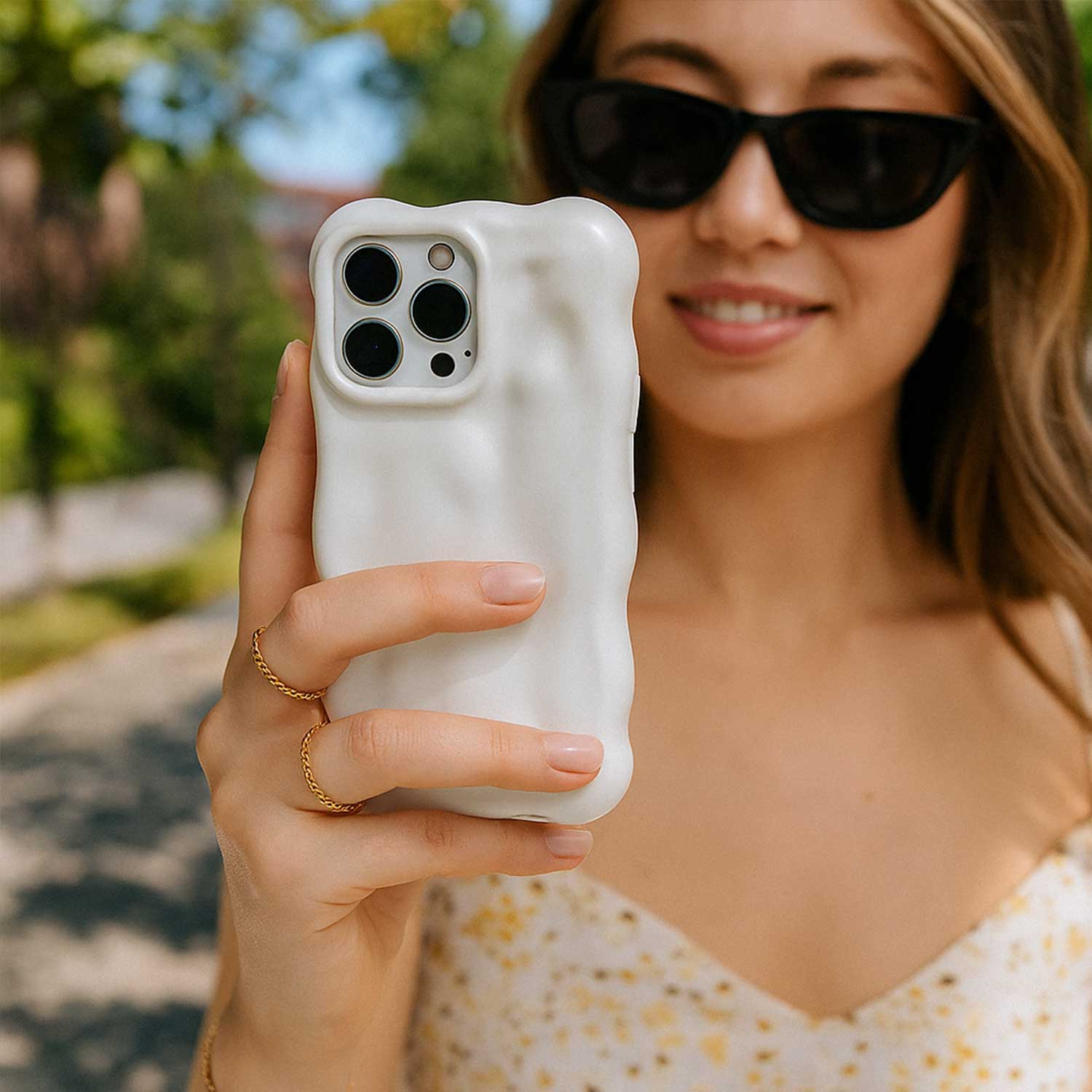 iPhone-14-telefoonhoesje-Bubble-pearl-7440850367329-123watches-sfeerfoto-1