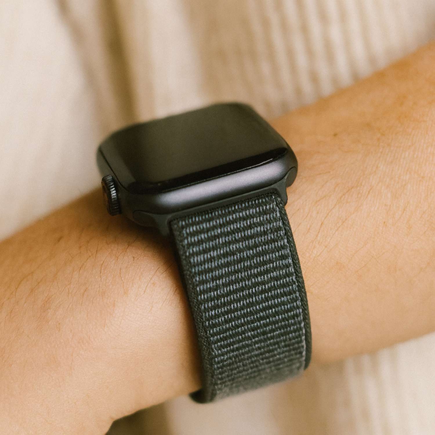 Apple-watch-nylon-sport-loop-band-storm-grijs-7440849363332-123watches-sfeer