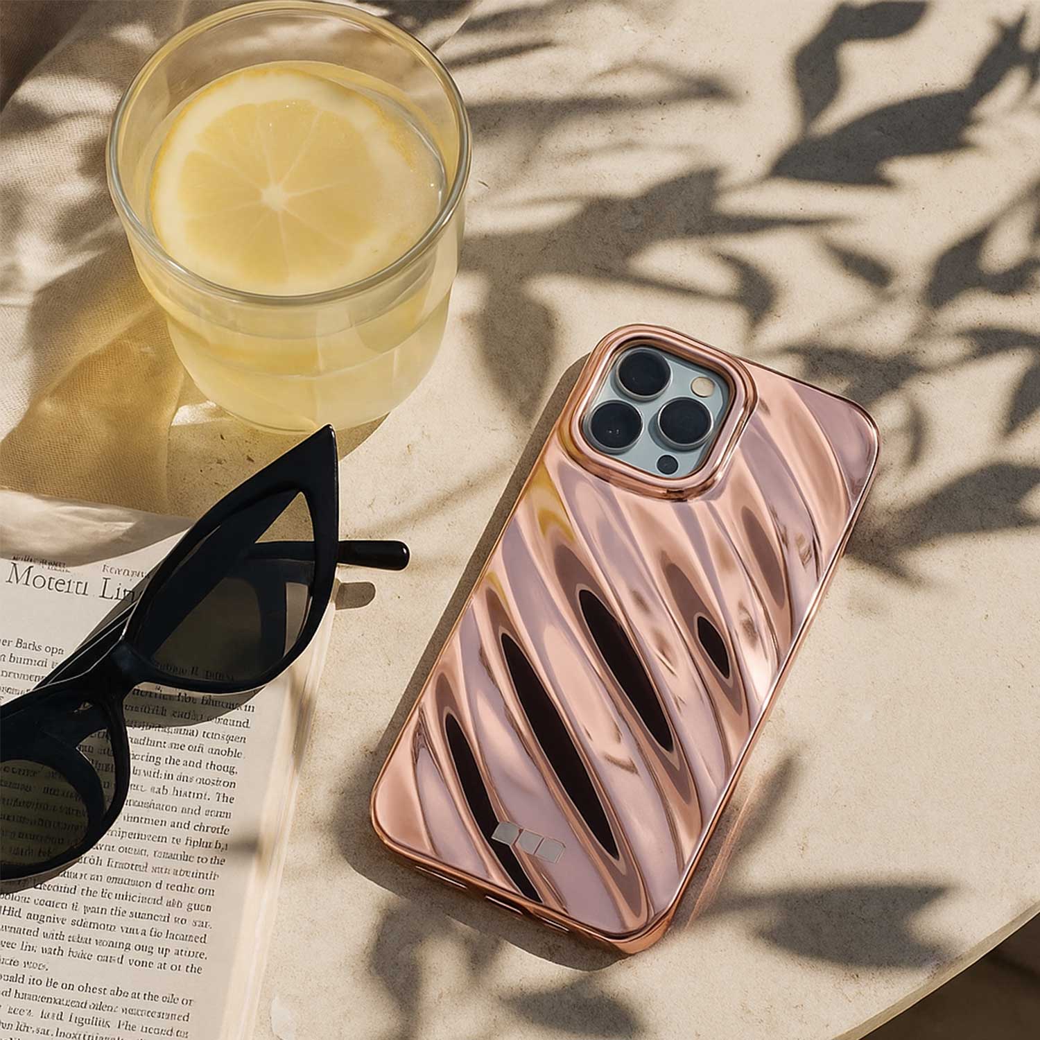 iPhone-13-Pro-Max-telefoonhoesje-Lustra-roze-7440850370312-123watches-sfeerfoto-3