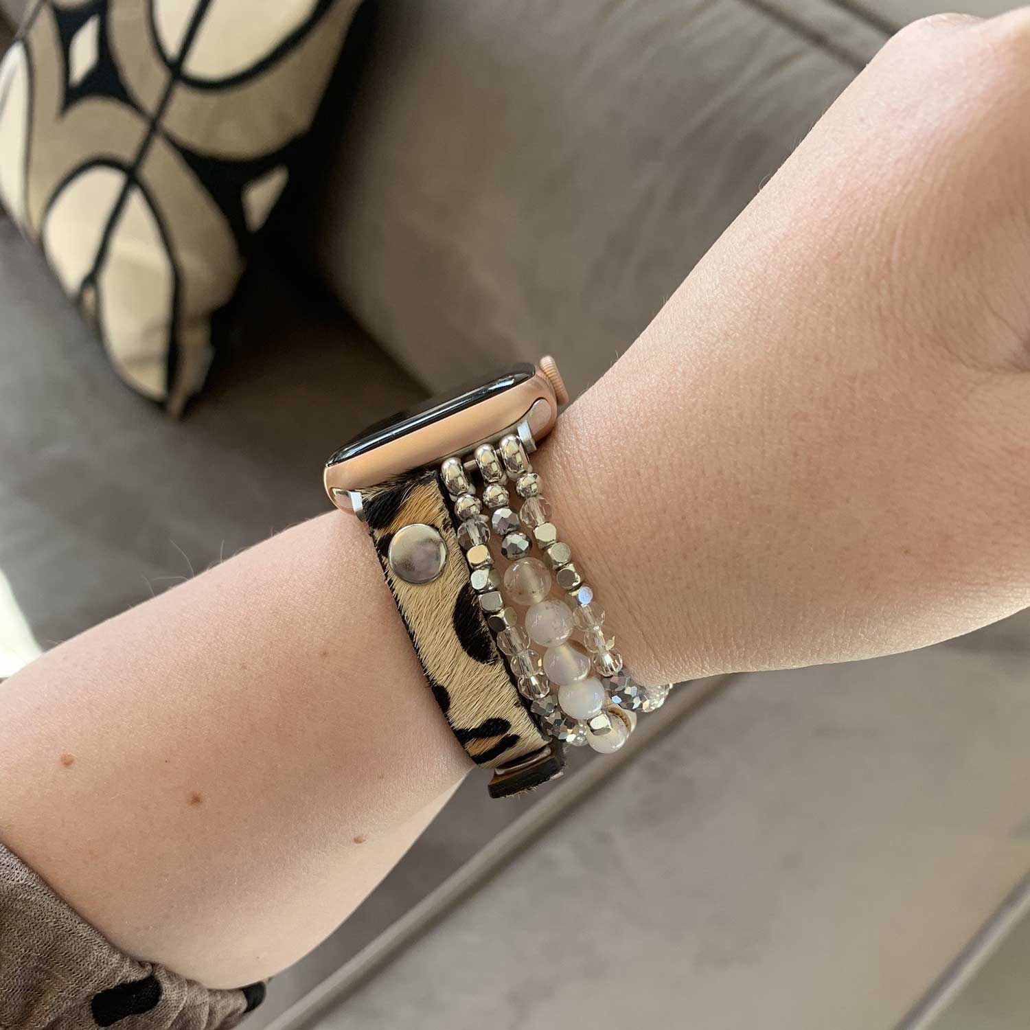 Apple-Watch-leren-sieraden-band-luipaard-rose-zilver-7440850152185-123watches-sfeer