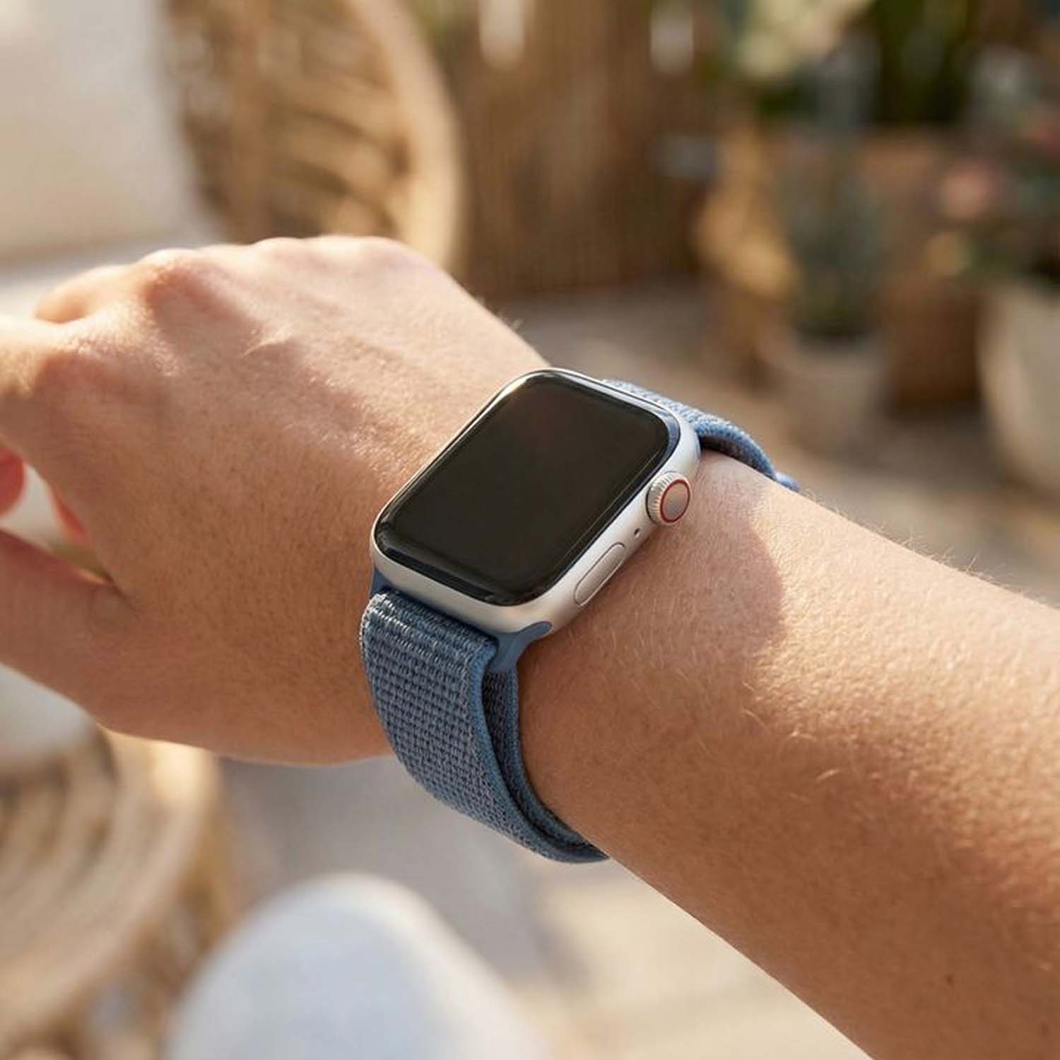 Apple-Watch-bandje-Osvo-geweven-nylon-cape-cod-blauw-7440849363356-123watches-pov-model