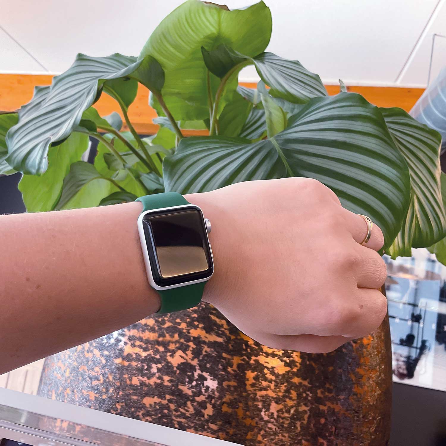 Apple-Watch-sport-band-klaver-7440850024000-123watches-sfeer2