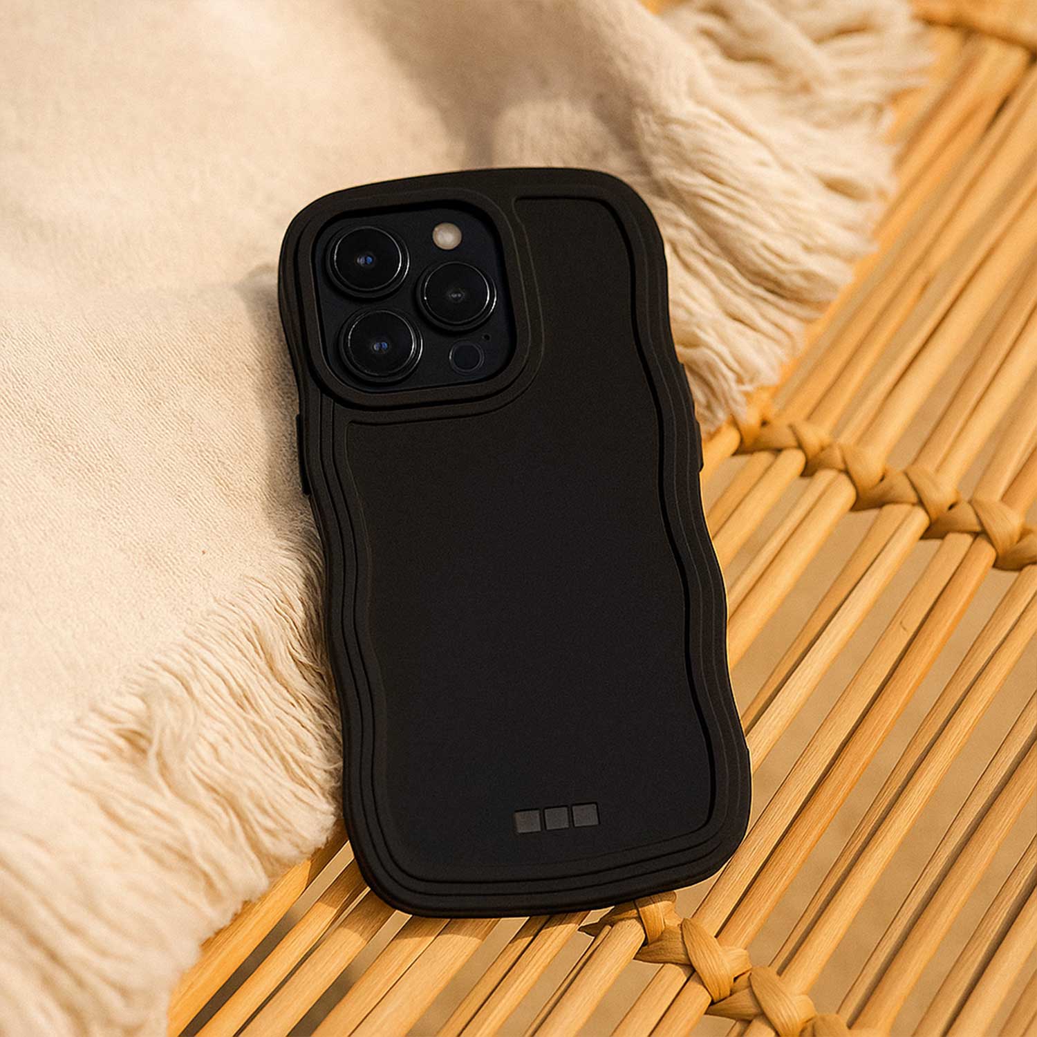 iPhone-15-telefoonhoesje-Curve-zwart-7440850386320-123watches-sfeerfoto-2