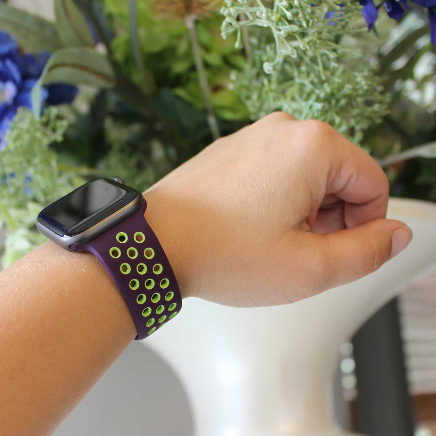 Apple-Watch-dubbel-sport-band-paars-groen-7434008437415-123watches-sfeer
