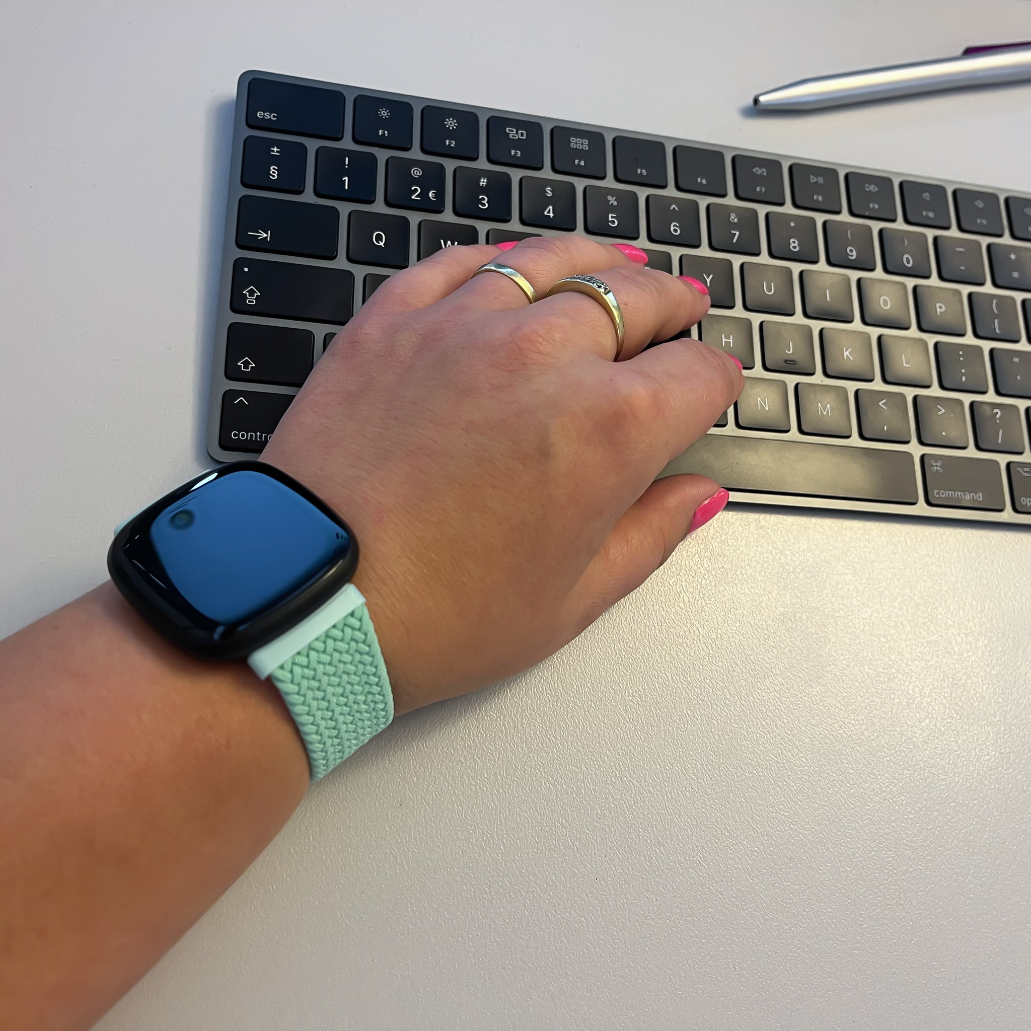 Fitbit Versa 3 / Sense nylon gevlochten solo band - pistache