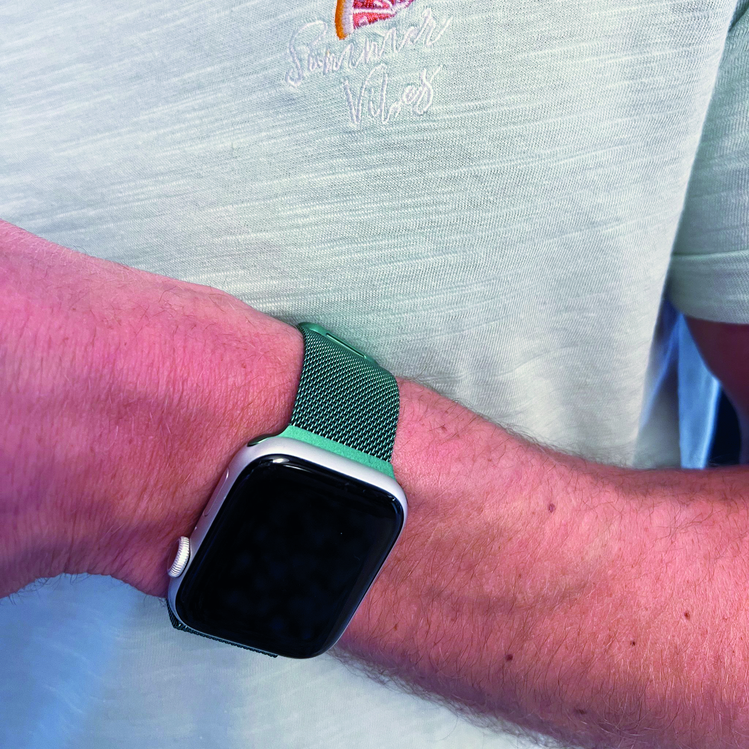 Apple-Watch-milanese-band-donkergroen-7440850047085-123watches-sfeer