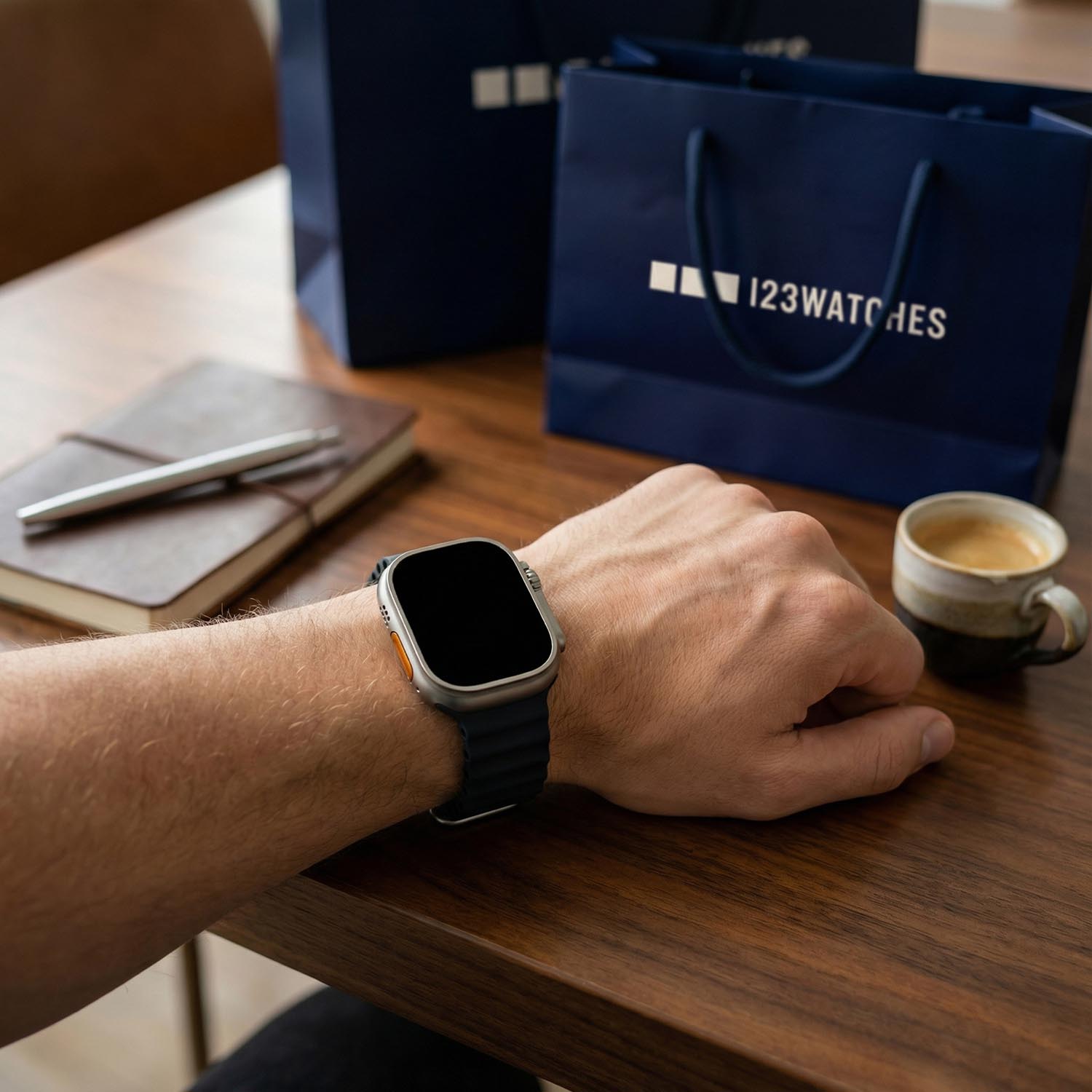 Apple-Watch-bandje-Ocean-siliconen-zwart- 7440850084059-123watches-POV-model