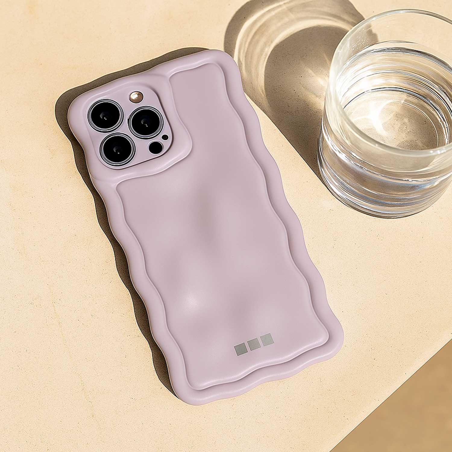 iPhone-15-Pro-telefoonhoesje-Sparkle-paars-7440850379339-123watches-sfeerfoto-1
