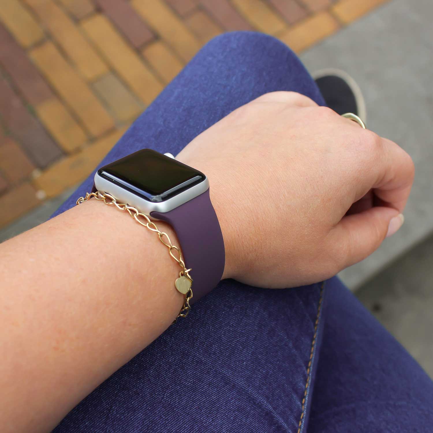 Apple-Watch-sport-solo-loop-band-donkere-kers-7440850029036-123watches-sfeer