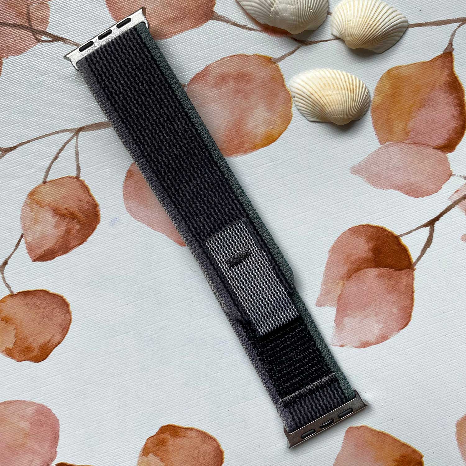 Apple-Watch-nylon-trail-band-blauw-zwart-7440850169176-123watches-sfeer2