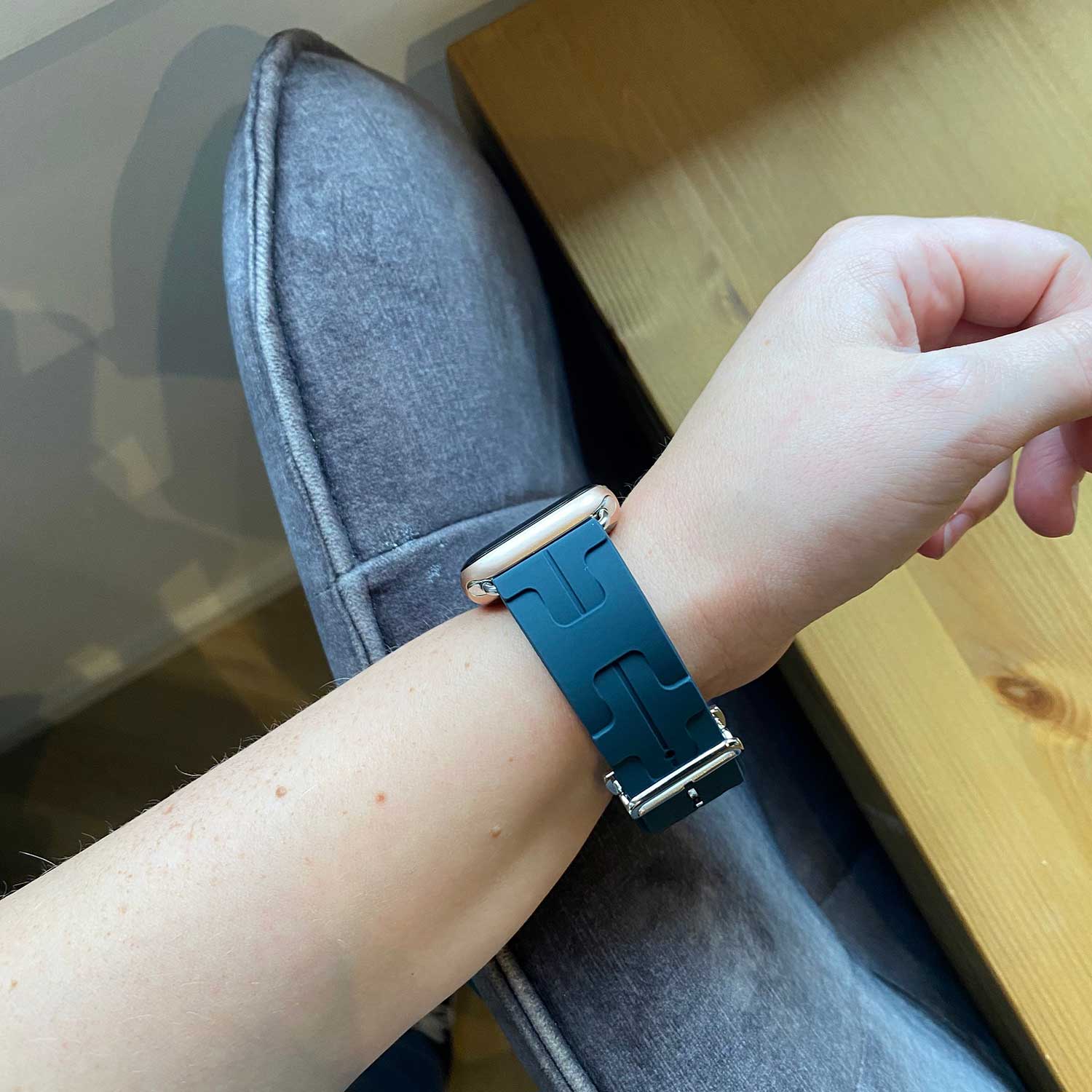 Apple-Watch-sport-Hermes-kilim-single-tour-middernacht-7440850167141-123watches-sfeer