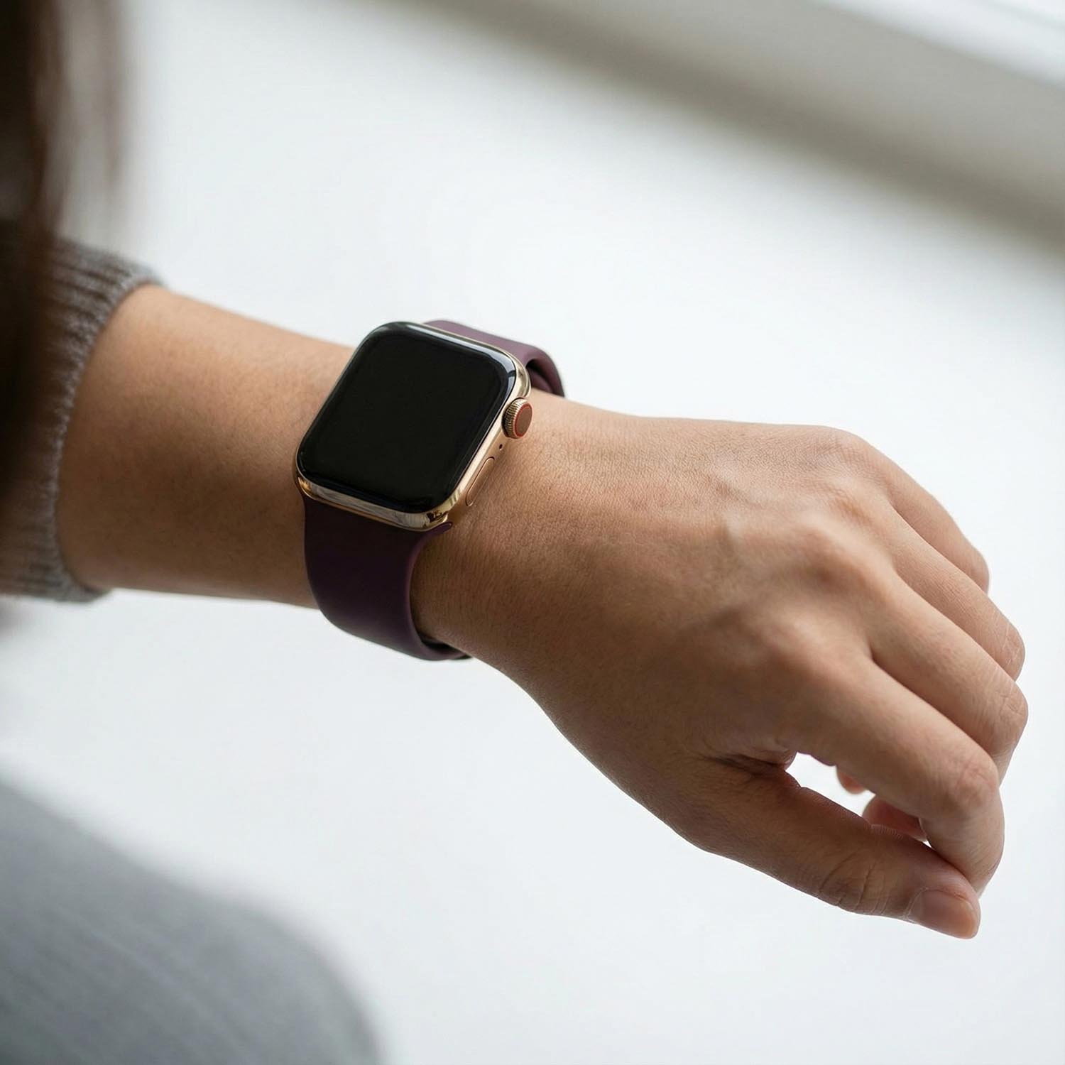 Apple-Watch-bandje-Vyon-siliconen-donkere kers-123watches-pov-model