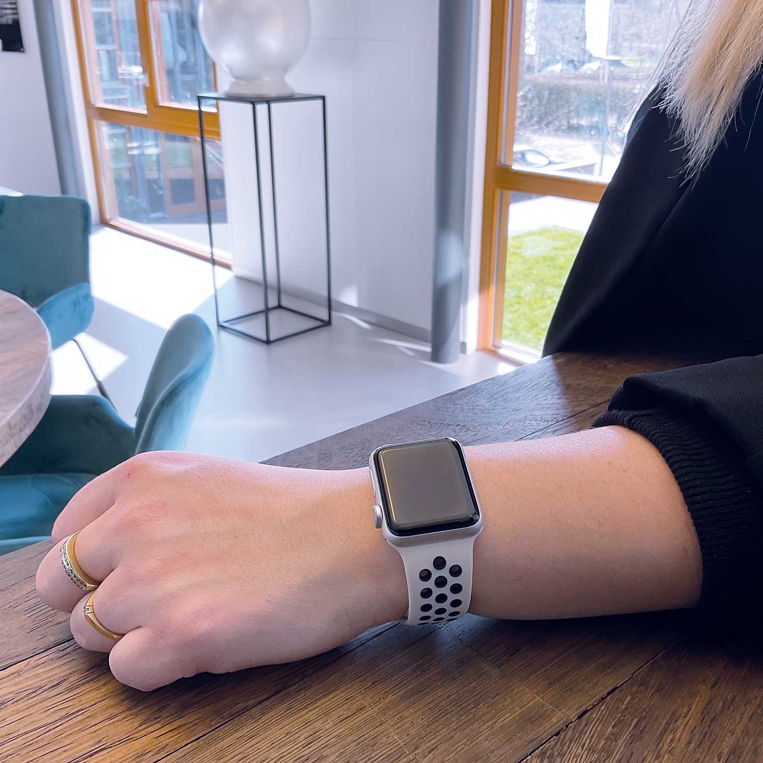 Apple-watch-dubbel-sport-bandje-wit-zwart-7434008463483-123watches-sfeer