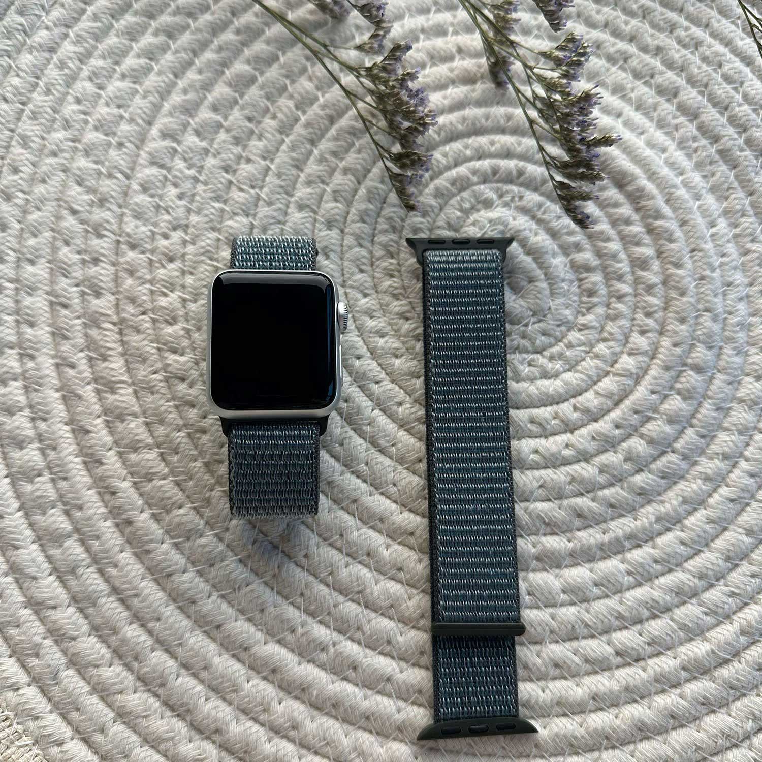 Apple-watch-nylon-sport-loop-band-storm-grijs-7440849363332-123watches-sfeer2
