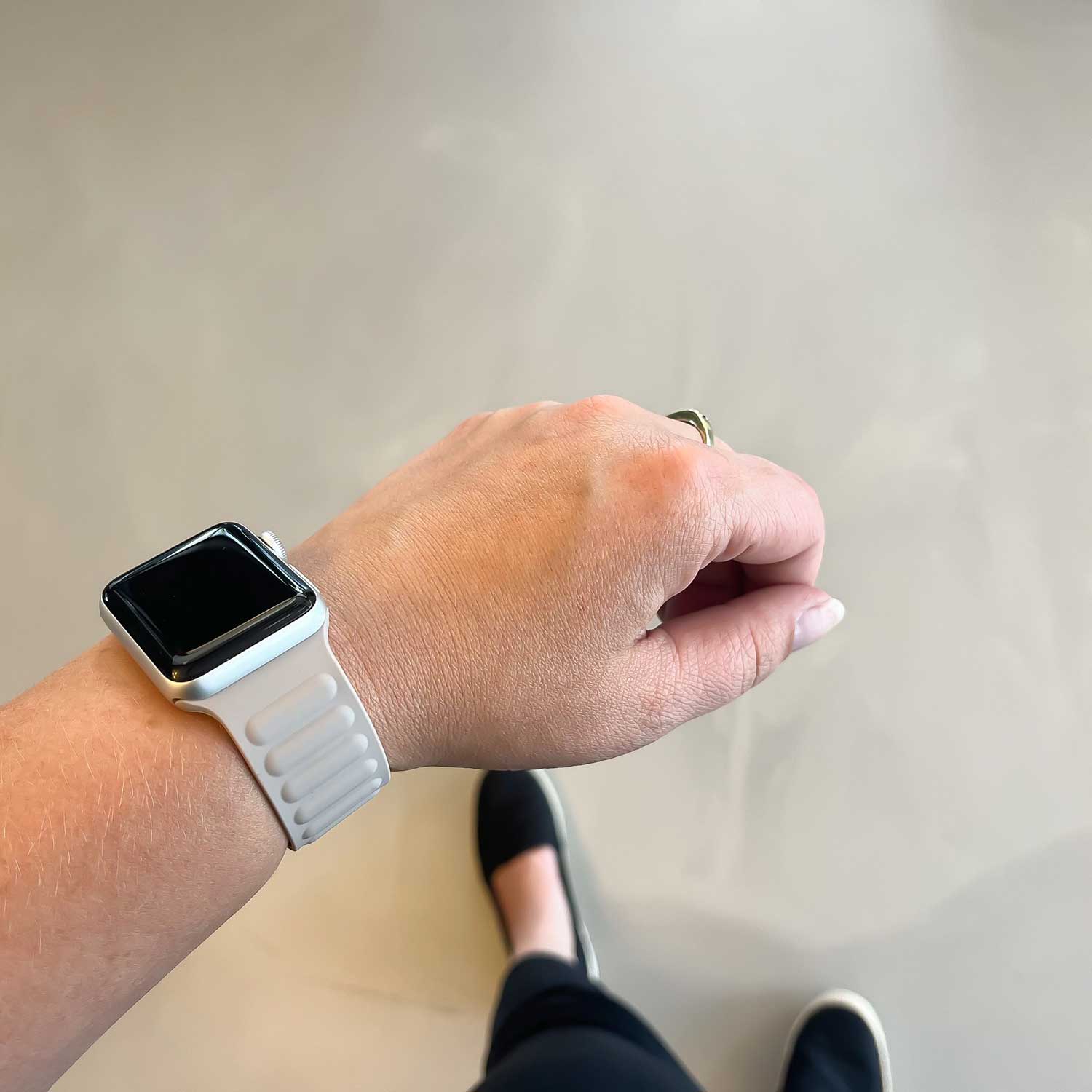 Apple-Watch-ribbel-solo-sport-band-khaki-7440850056063-123watches-sfeer