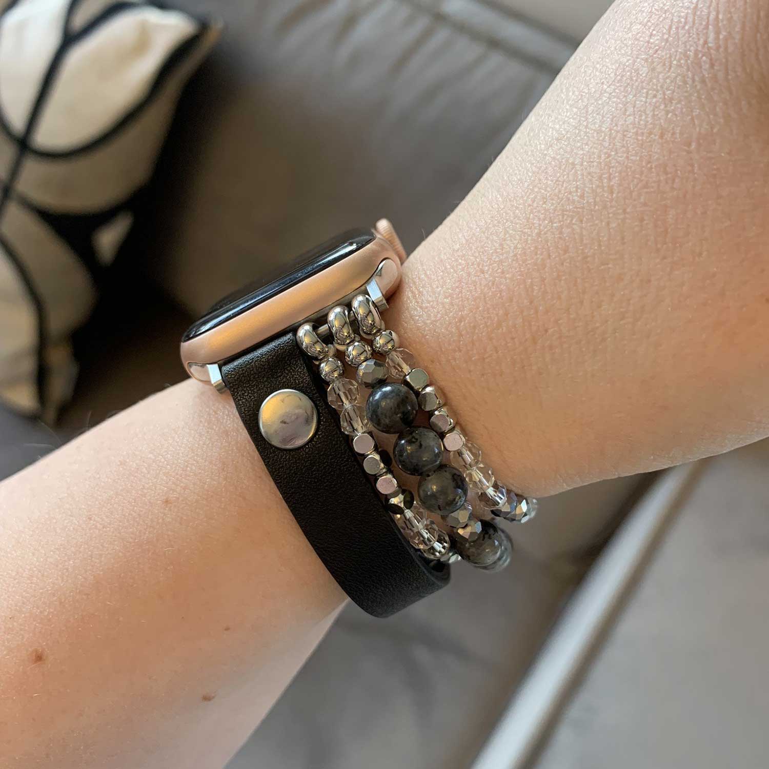 Apple-Watch-leren-sieraden-band-zwart-7440850153113-123watches-sfeer