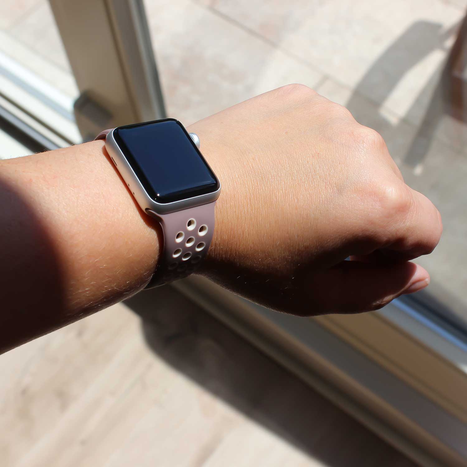 Apple-Watch-dubbel-sport-band-smokey-mauve-beige-7440849987927-123watches-sfeer