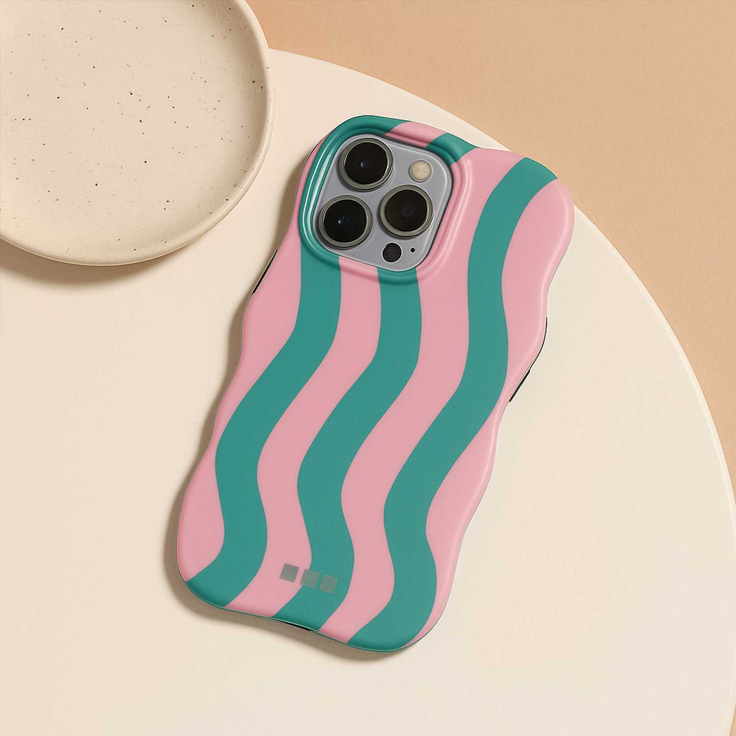 iPhone-15-Pro-telefoonhoesje-Candy-groen-roze-7440850375324-123watches-sfeerfoto-2