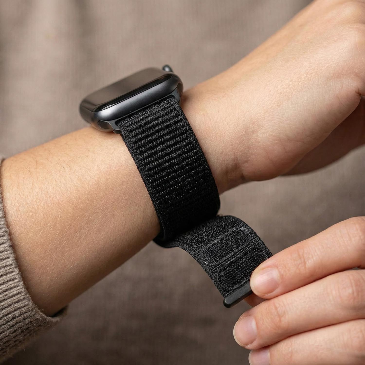 Apple-Watch-nylon-sport-loop-band-zwart-7440849284255-123watches-close-up-sluiting