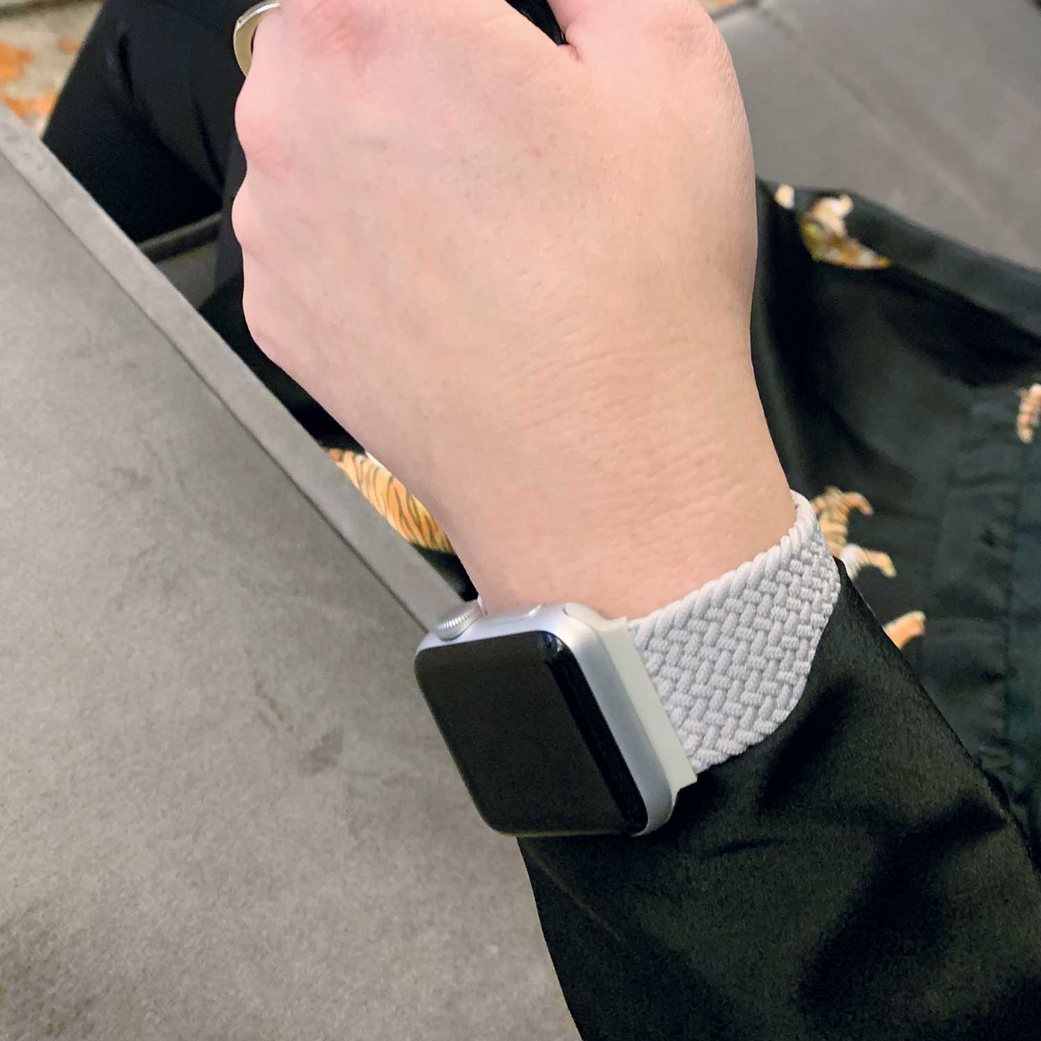 Apple-Watch-nylon-gevlochten-solo-band-lichtgrijs-7440849884844-123watches-sfeer