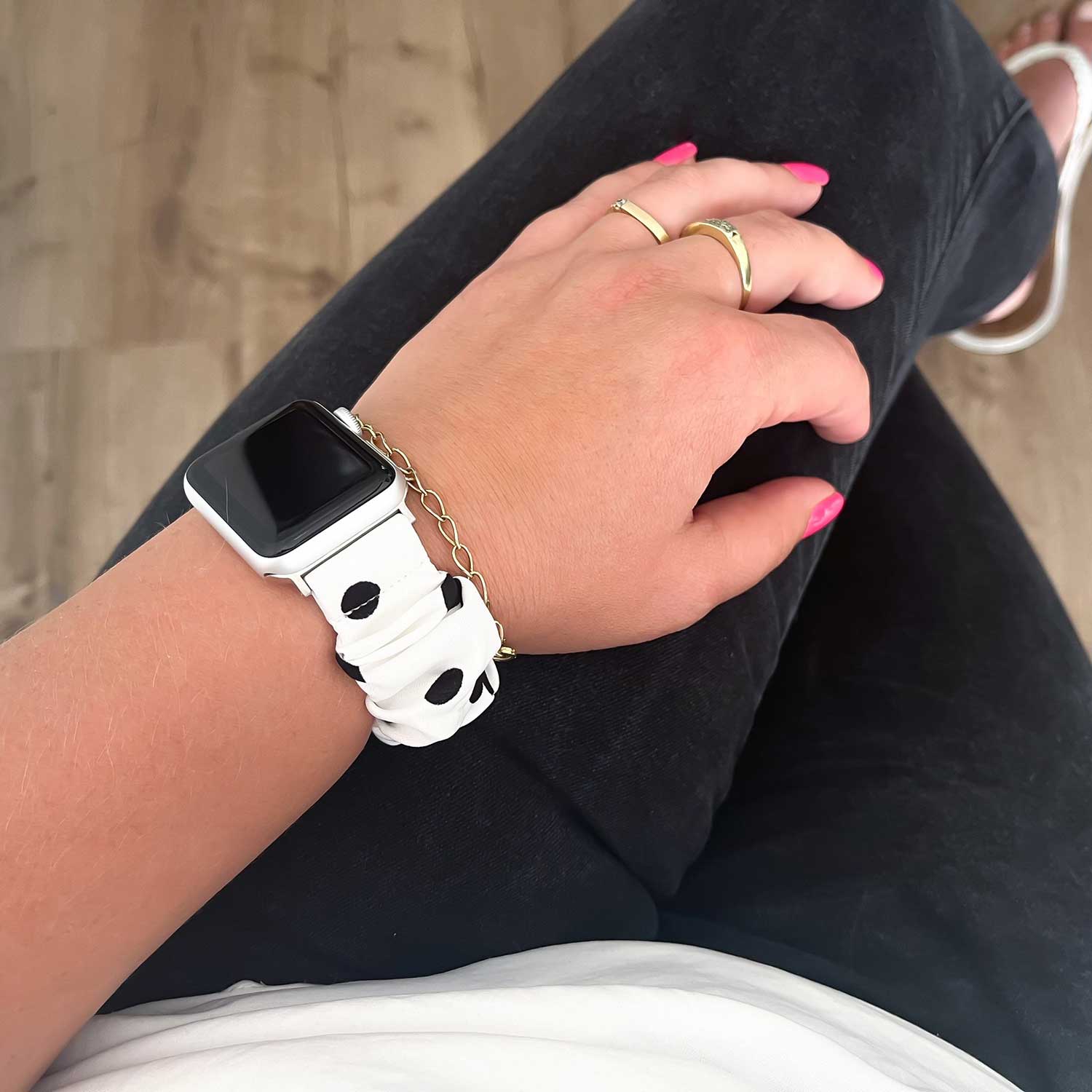 Apple-Watch-nylon-Scrunchie-band-wit-met-zwarte-stippen-7440850081027-123watches-sfeer