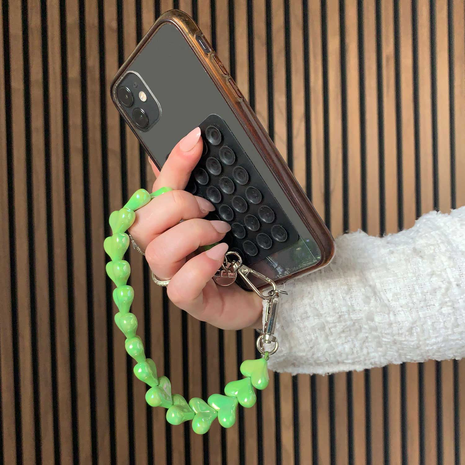 Telefoonkoord-heart-appelgroen-zilver-7440850363369-sfeerfoto-3