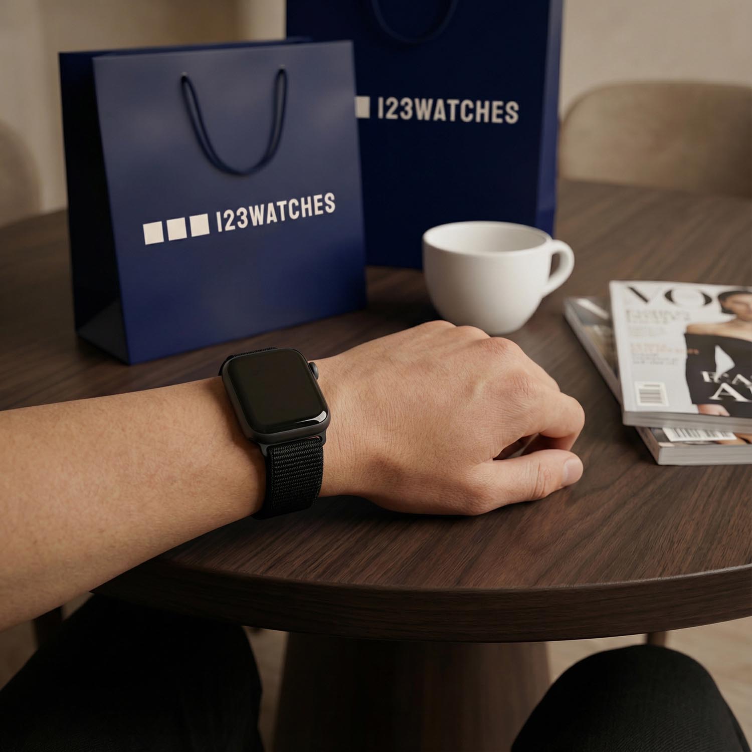 Apple-Watch-nylon-sport-loop-band-zwart-7440849284255-123watches-p.o.v-model