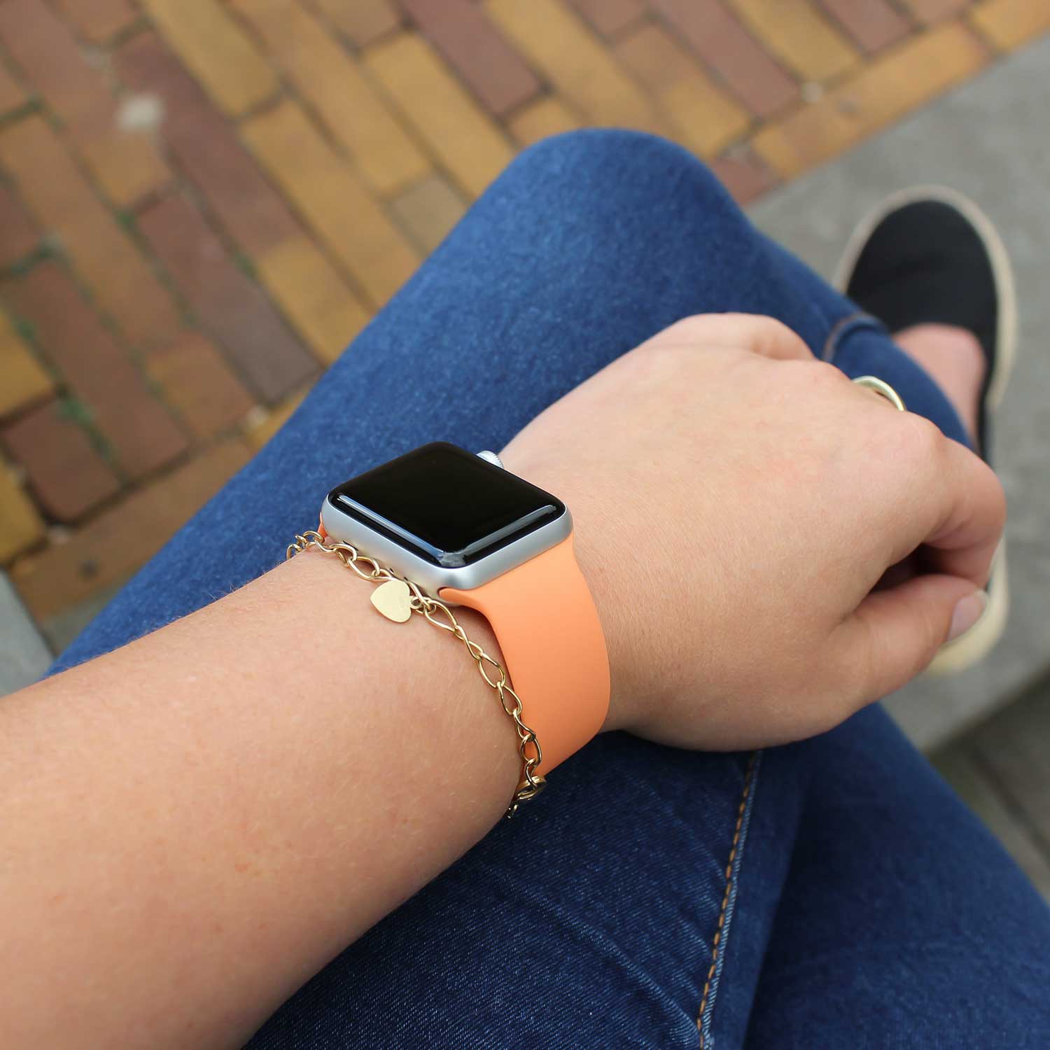 Apple-Watch-sport-solo-loop-band-goudsbloem-7440850042042-123watches-sfeer