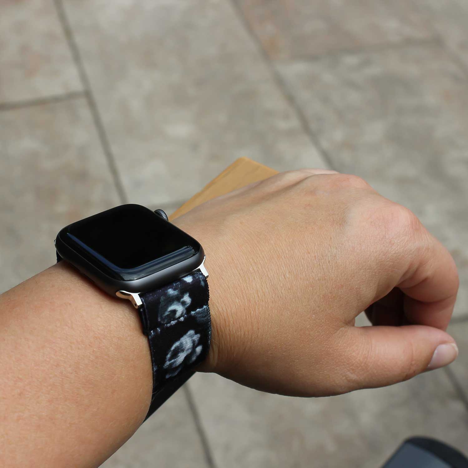 Apple-Watch-nylon-geweven-band-bloemen-zwart-7440849887821-123watches-sfeer