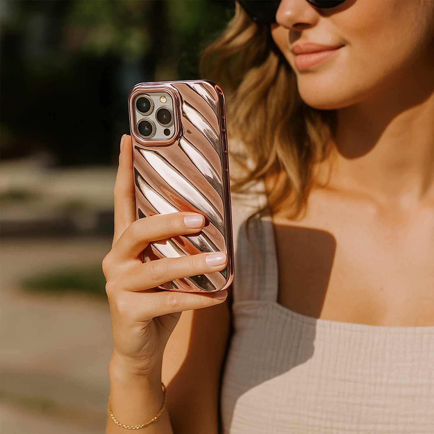 iPhone-15-Pro-telefoonhoesje-Lustra-roze-7440850369347-123watches-sfeerfoto-1