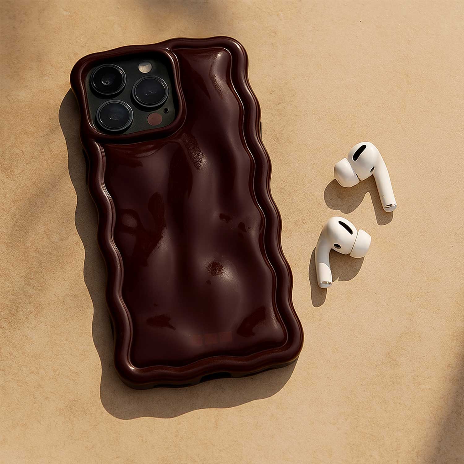 iPhone-13-telefoonhoesje-Sparkle-burgundy-7440850381356-123watches-sfeerfoto-3