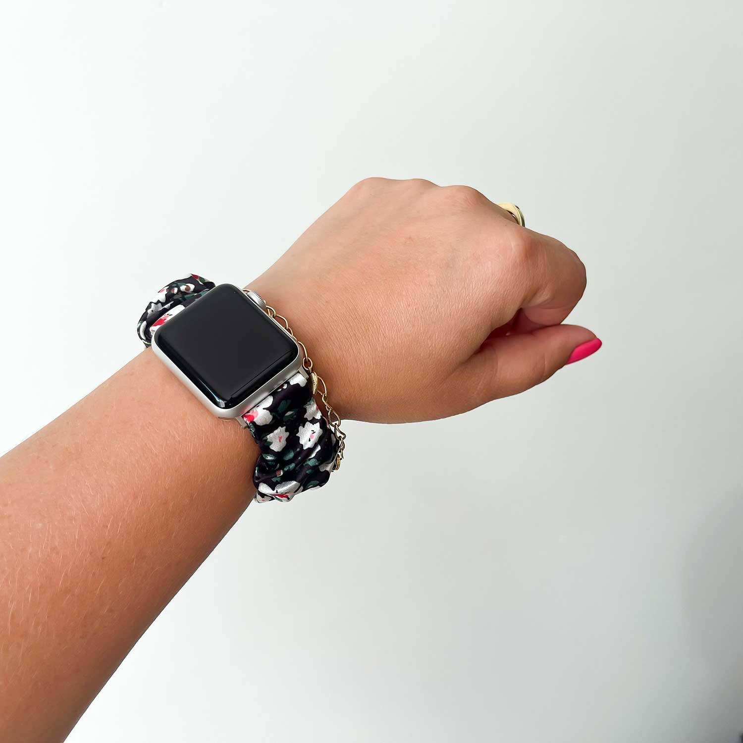 Apple-Watch-nylon-Scrunchie-band-zwart-met-witte-bloemen-7440850081065-123watches-sfeer