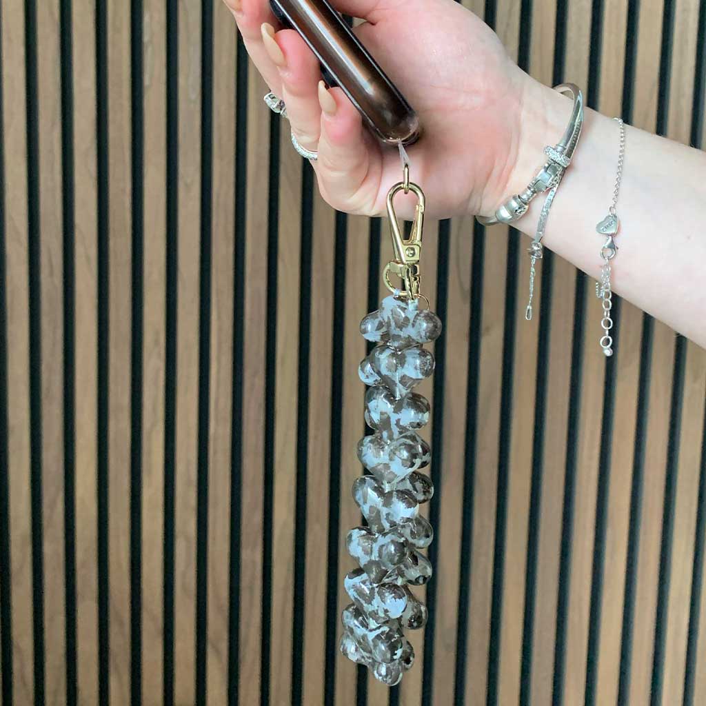 Telefoonkoord-hart-leopard-zwart-zilver-7440850388324-sfeer-3