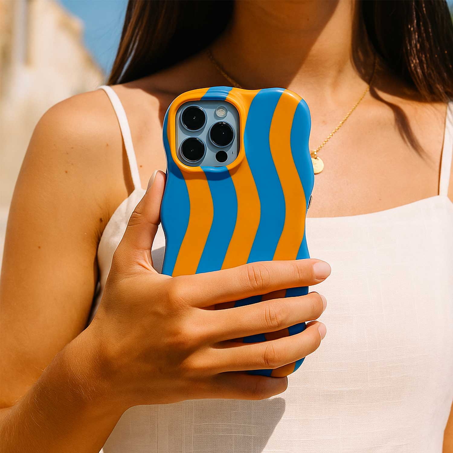 iPhone-15-Pro-telefoonhoesje-Candy-blauw-oranje-7440850373399-123watches-sfeerfoto-3