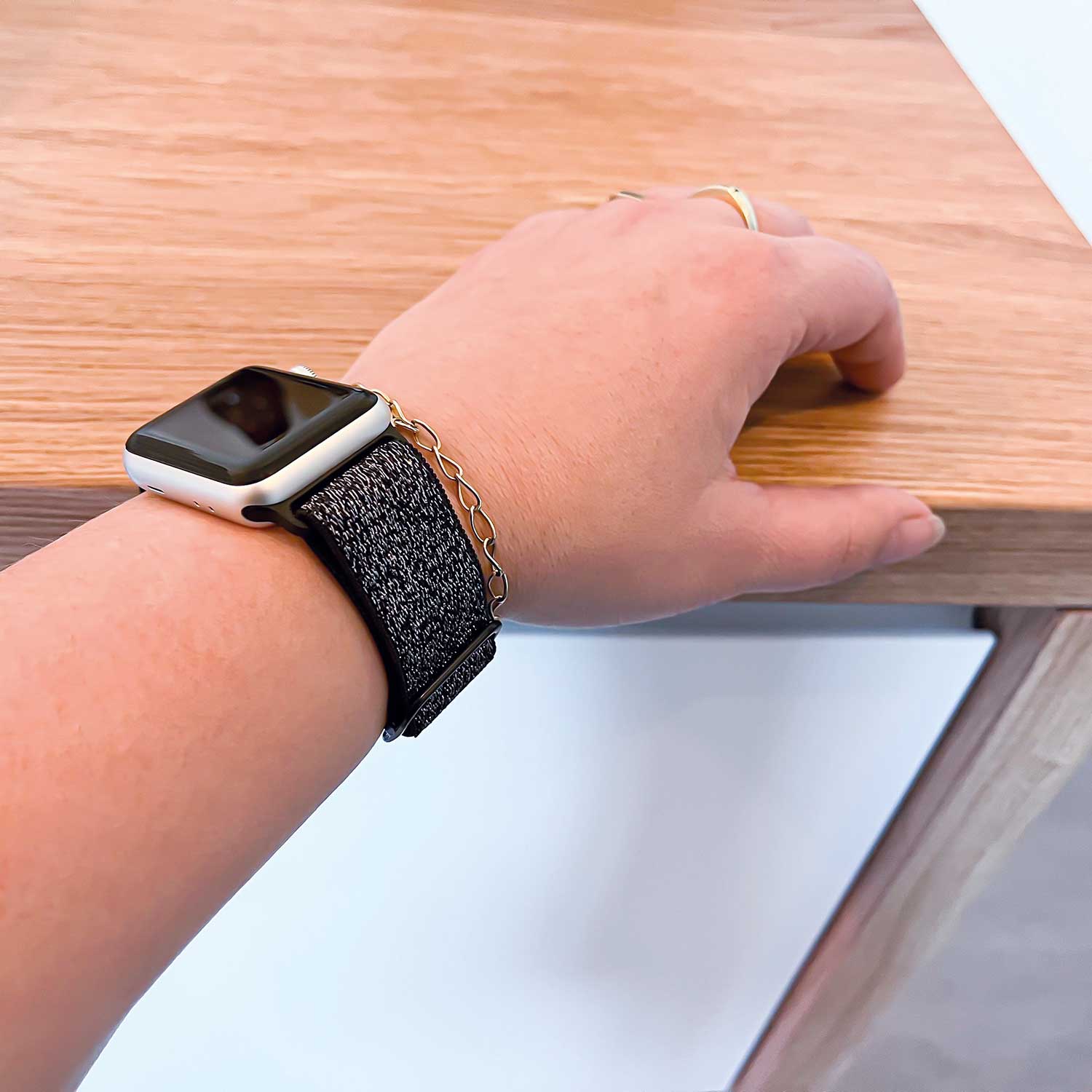 Apple-Watch-nylon-geweven-solo-band-glitter-zwart-7440850094003-123watches-sfeer