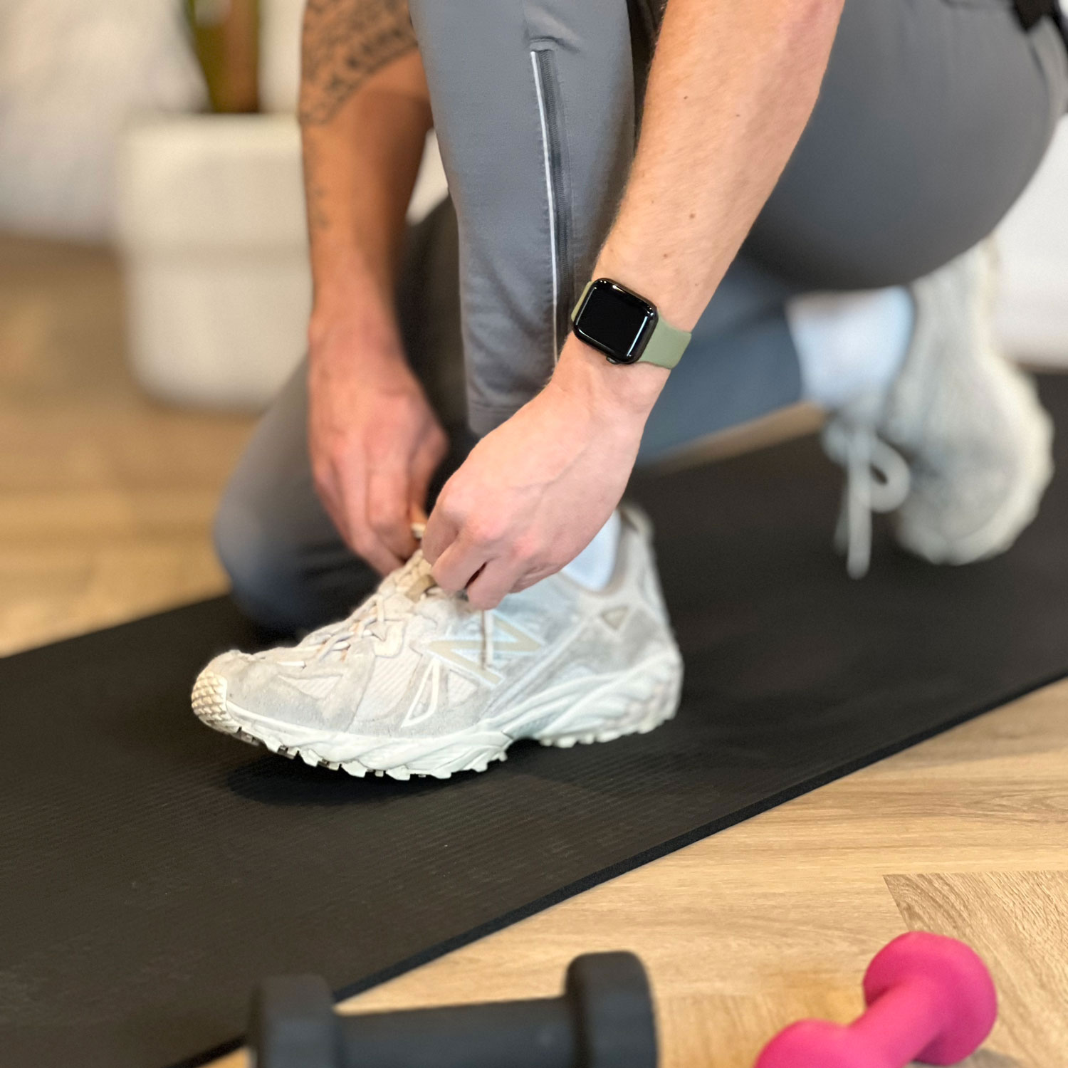 Apple-Watch-sport-band-olijfgroen-7440850158194-sfeer2