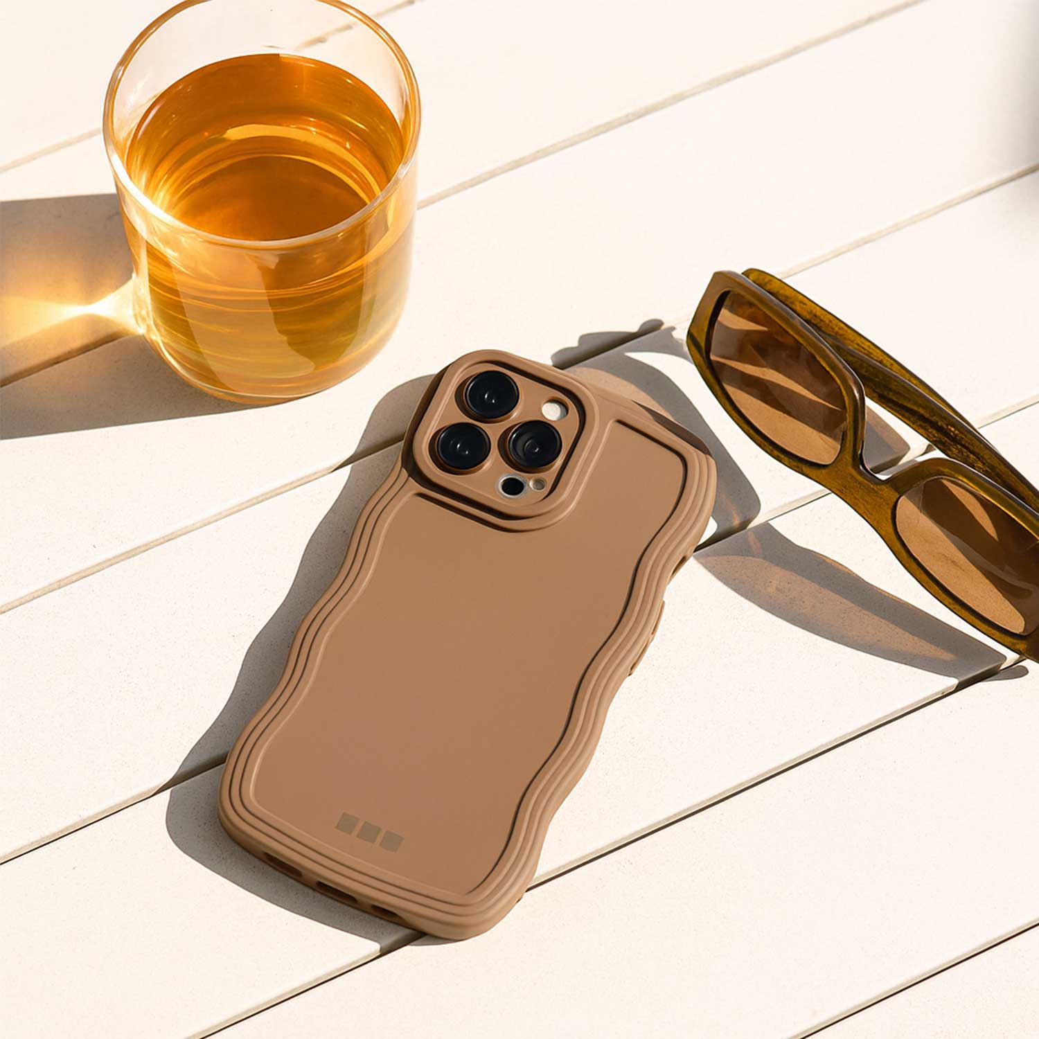 iPhone-15-Pro-telefoonhoesje-Curve-bruin-7440850384371-123watches-sfeerfoto-1