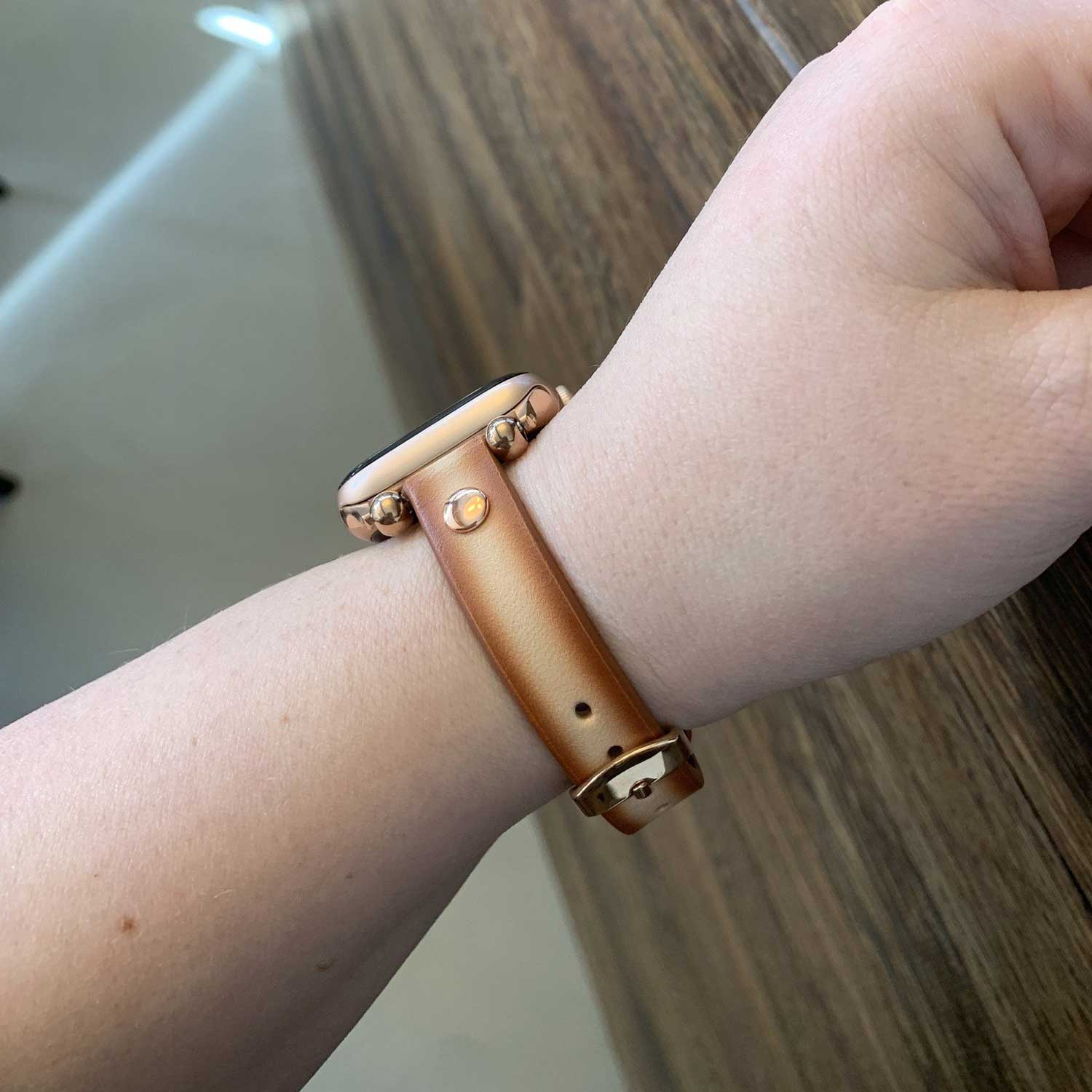 Apple-Watch-leren-slim-band-camel-7440850154165-123watches-sfeer