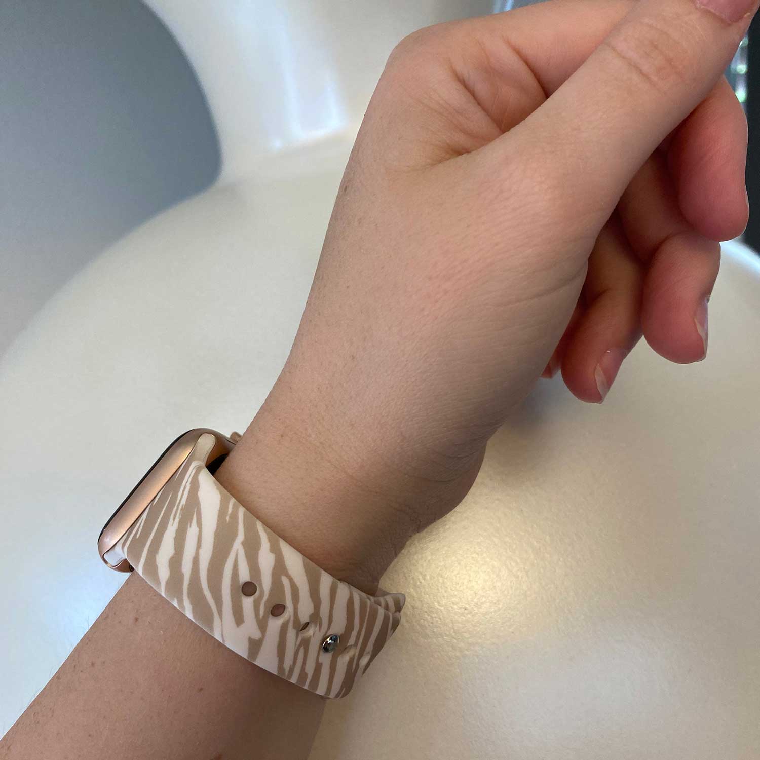 Apple-Watch-print-sport-band-zebra-bruin-7440850160142-123watches-sfeer