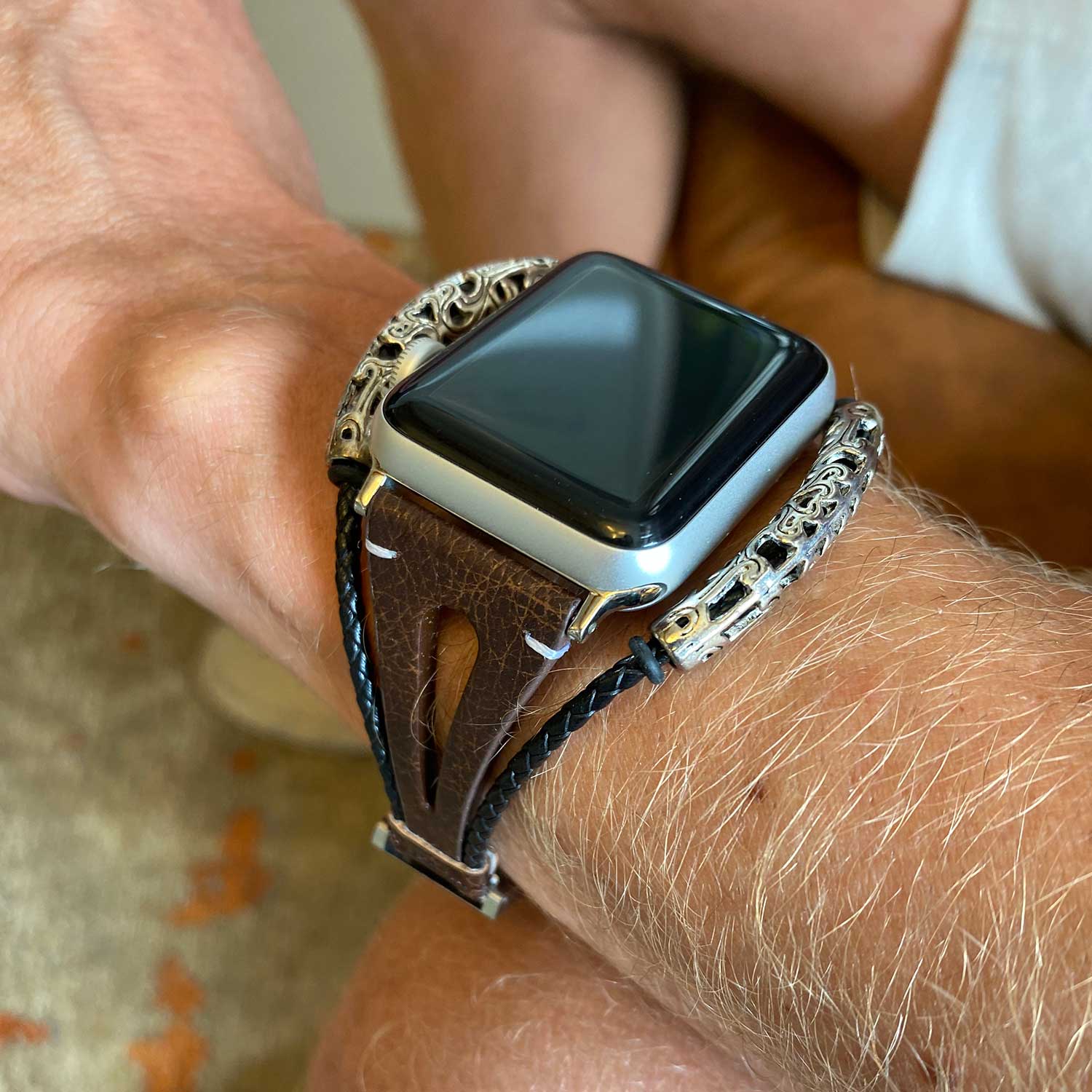 Apple-Watch-leren-sieraden-robuust-band-donkerbruin-7440850161170-123watches-sfeer
