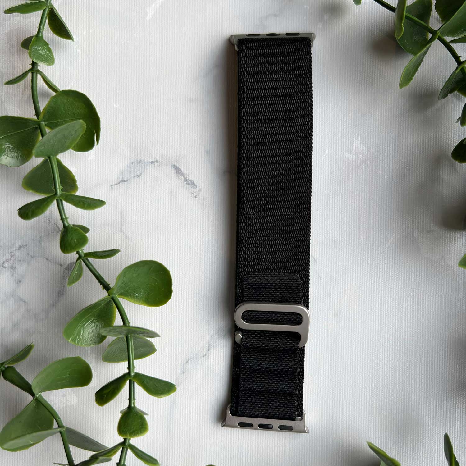 Apple-Watch-nylon-alpine-band-zwart-7440850085056-123watches-sfeer3