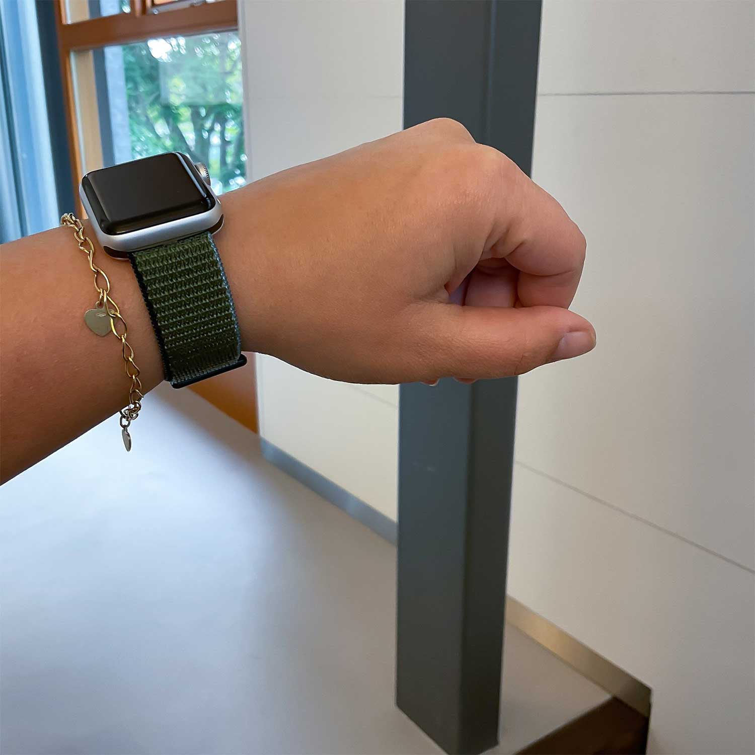 Apple-Watch-nylon-sport-loop-band-inverness-groen-7440849911991-123watches-sfeer