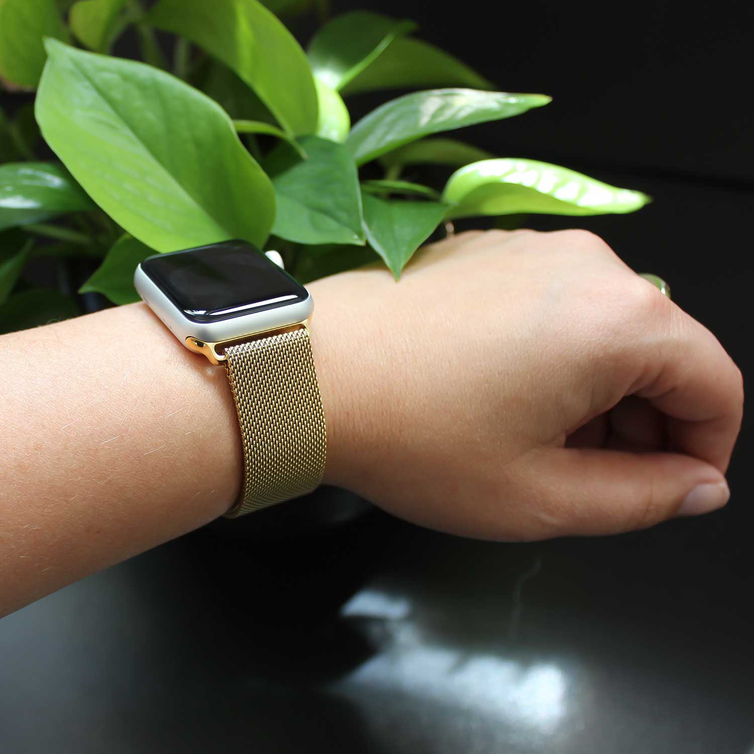 Apple-watch-milanese-band-goud-7434008441498-123watches-sfeer