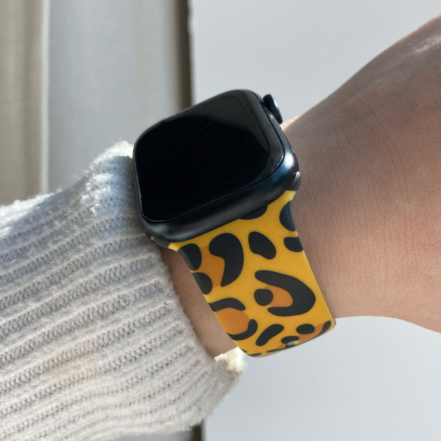 Apple-Watch-bandje-siliconen-luipaard-print-geel-sfeerfoto-7440850360337