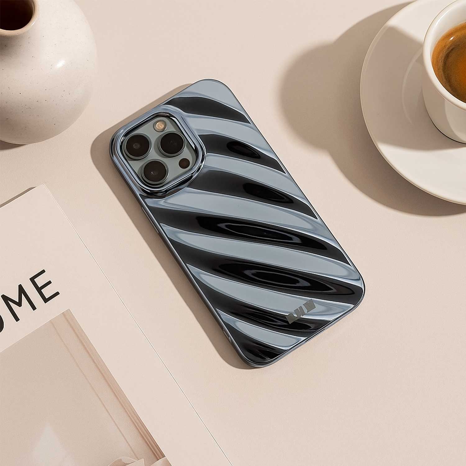 iPhone-16-telefoonhoesje-Lustra-blauw-7440850372309-123watches-sfeerfoto-3