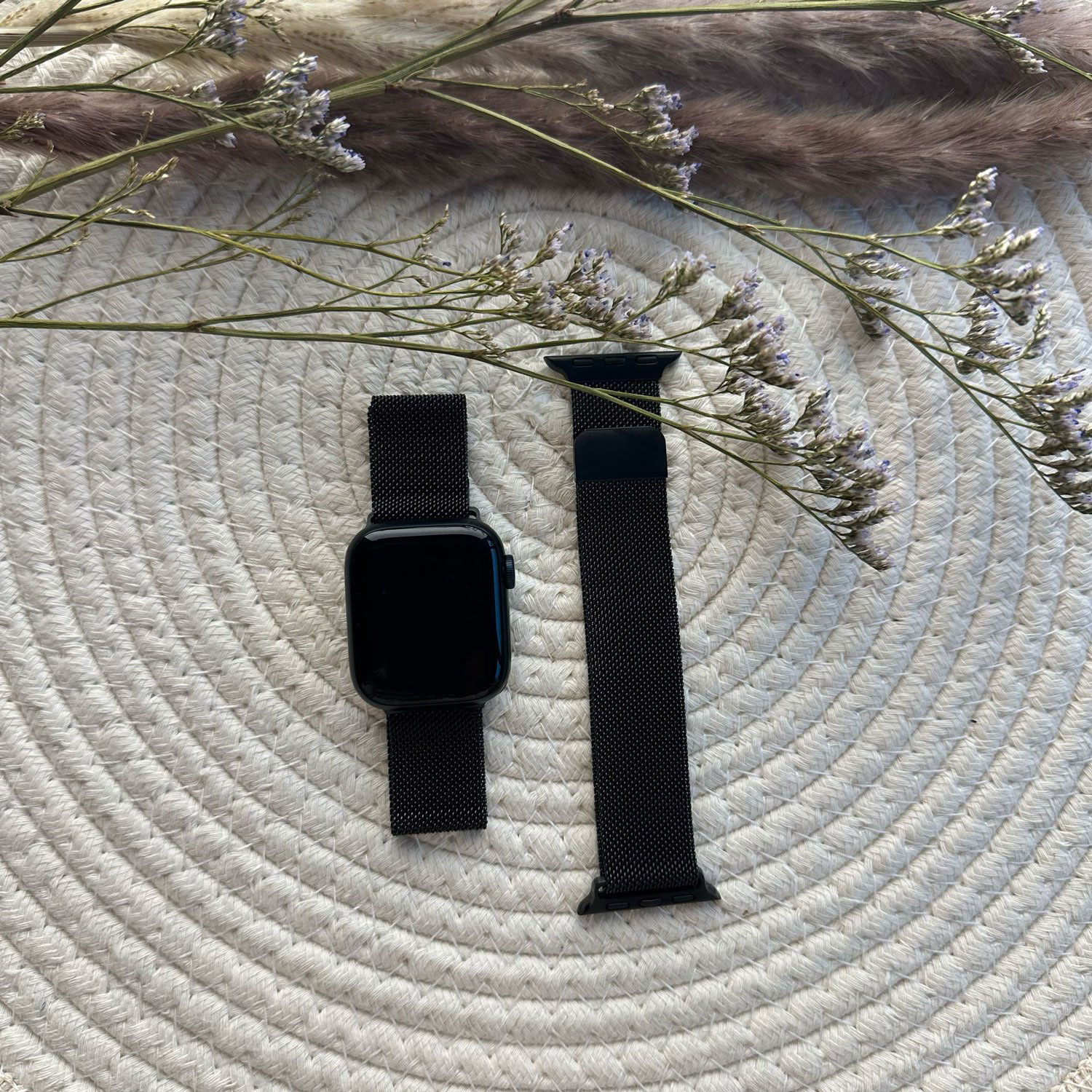 Apple-watch-milanese-band-zwart-7434008442419-123watches-sfeer