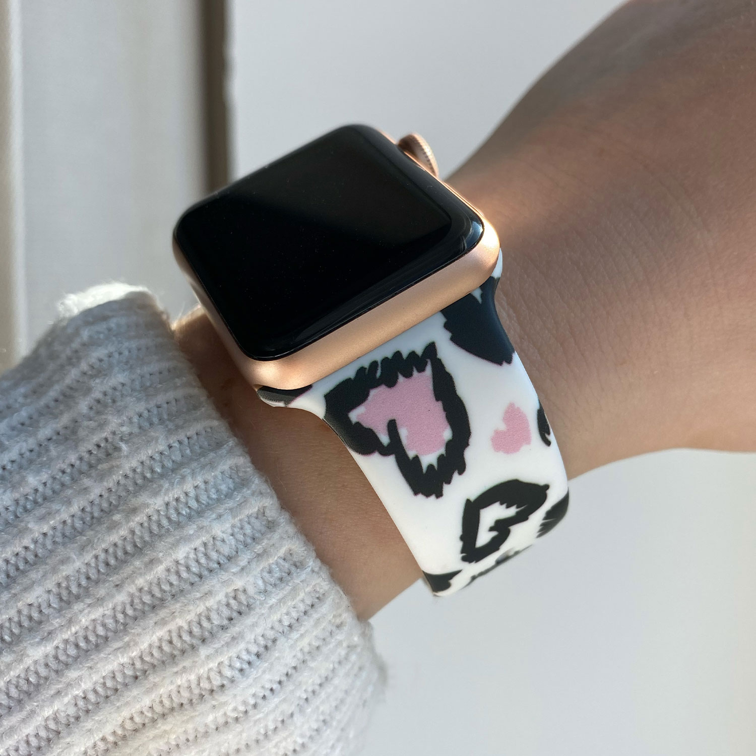Apple-Watch-bandje-siliconen-hartjes-print-wit-sfeerfoto-7440850360344